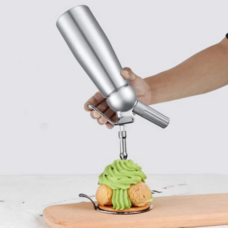 Pistolet à crème en aluminium  - Kitchen Gadgets Under 500 avis et prix
