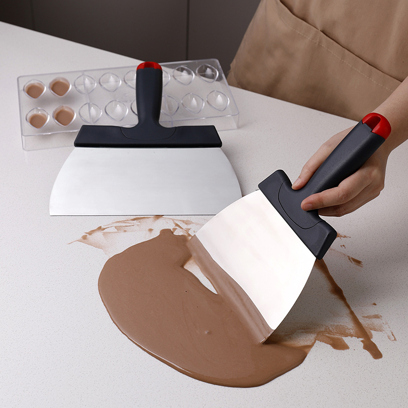 Grattoir à pâte en acier inoxy - Kitchen Gadgets Everyone Needs avis et prix